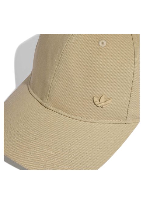 Cappello Adidas Originals Everyday Icons Tonal Metal Trefoil Beige Unisex ADIDAS ORIGINALS | Cappelli | KE4656-
